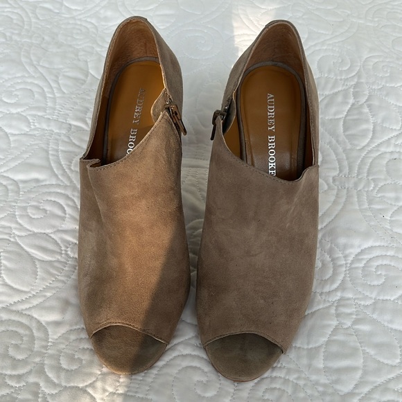 Audrey Brooke. Size 9.5. - Picture 1 of 7